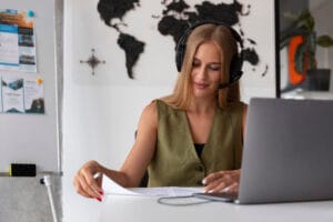 traductora trabajando en oficina para la traducción jurada del certificado de antecedentes penales de Rumanía